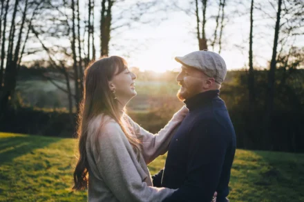 jeune couple se regardant et éclatant de rire