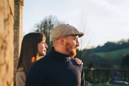 portrait de côté d'un jeune couple au coucher du soleil